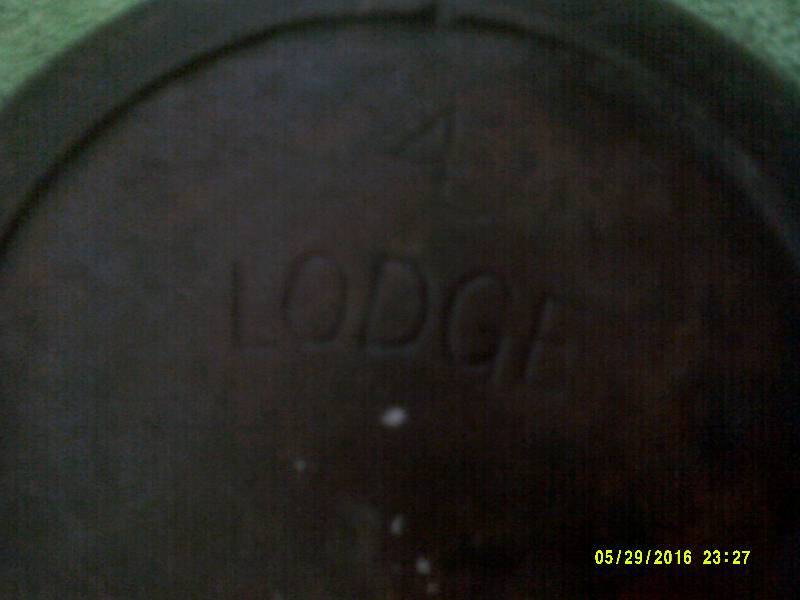 VINTAGE CAST IRON # 4 LODGE FRYING PAN