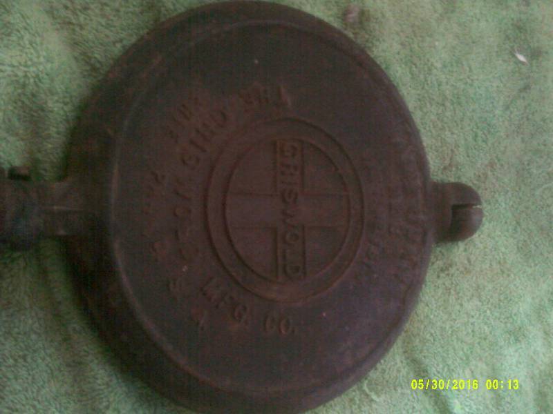 ANTIQUE GRISWALD WAFFLE PAN