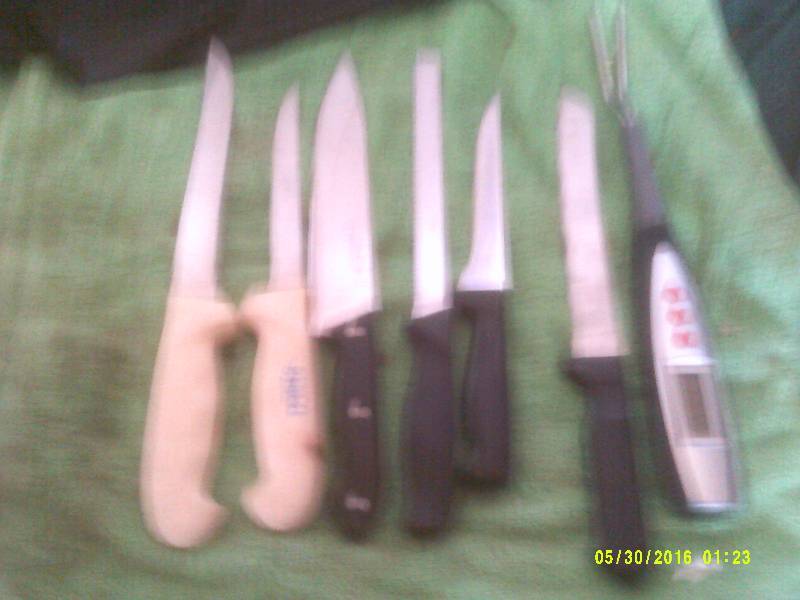 6 KNIVES AND NEW DIGITAL MEAT THERMOMETER
