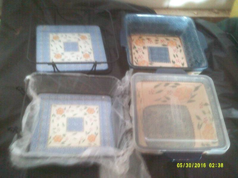 2 TEMP TATION SQAURE BOWLS AND HOT PADS