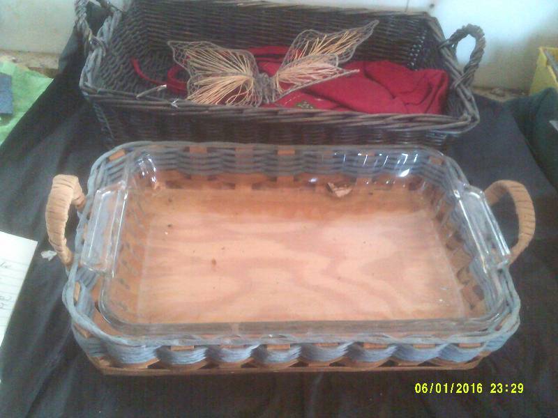 CAKE PAN HOLDERS WITH ONE GLASS CAKE PAN