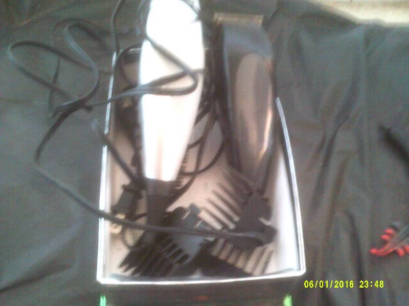 2 HAIR TRIMMERS
