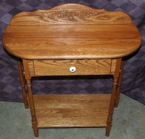 lot 10 image: Entryway Table
