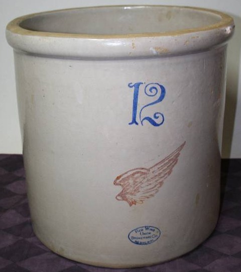 lot 19 image: Large Redwing Crock