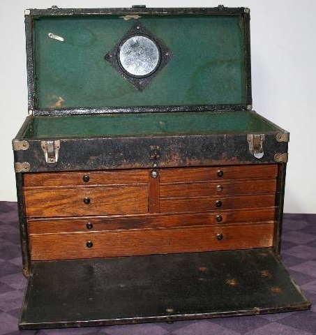 lot 23 image: Vintage Tool Box