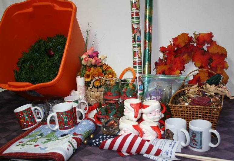 lot 30 image: Holiday Dcor
