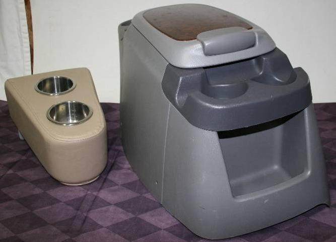 lot 32 image: Center Console