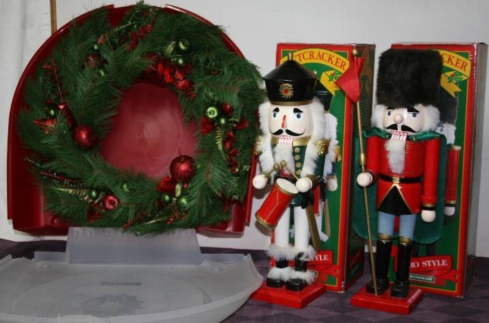 lot 33 image: Nutcrackers and Wreath