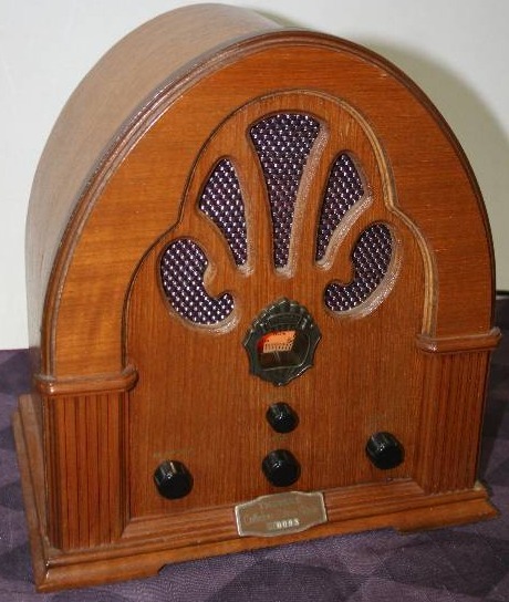 lot 64 image: Olde Timey Looking Radio