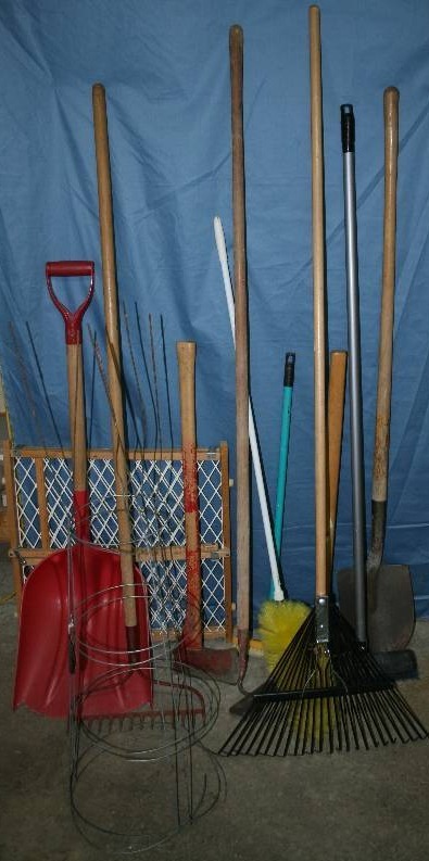 lot 102 image: Assorted Yard Tools