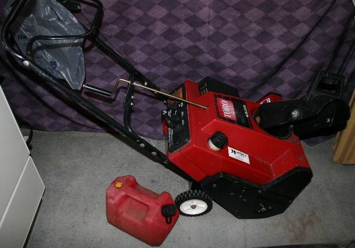 lot 112 image: Snow Blower