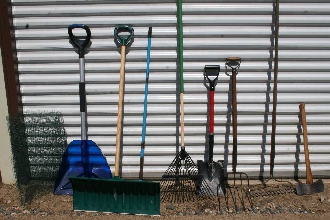 lot 125 image: Yard Tools