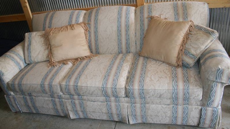 lot 137 image: Sofa