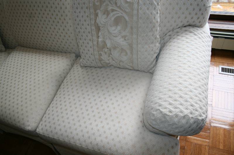 lot 116 image: Sofa