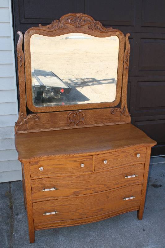 lot 15 image: Antique Dresser with Mirror