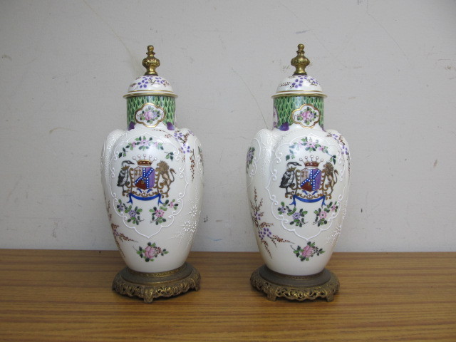 lot 71 image: NICE Antique Noritake Hand Painted Coat-Of-Arms UrnsLamps