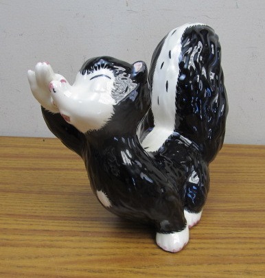 lot 73 image: Vintage Ceramic Skunk
