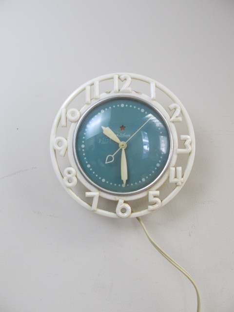 lot 77 image: Vintage Mid Century TELECHRON Wall Clock
