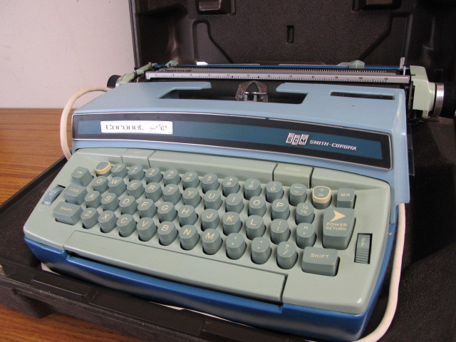lot 80 image: Vintage Blue Smith-Corona CORONET Super 12 Typewriter