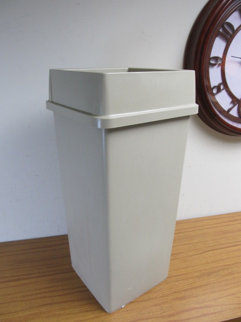 lot 84 image: Large Trash Can w Spinning Lid