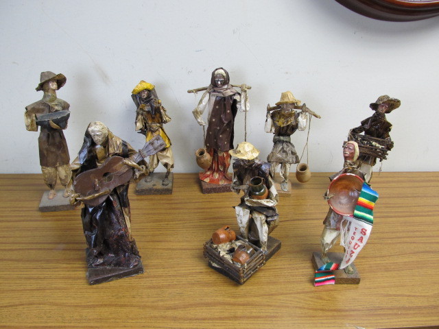 lot 98 image: Lot of 8 Vintage Handmade Mexican Folk Art Paper Mache Figures