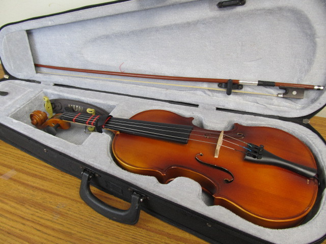 lot 13 image: Mendini Violin wCase & Bow