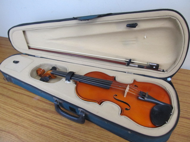 lot 14 image: Palatino Violin wCase & Bow