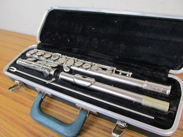 lot 16 image: Selmer Bundy Flute wCase
