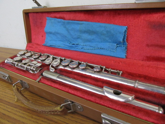 lot 17 image: Vintage ARTLEY Flute wCase