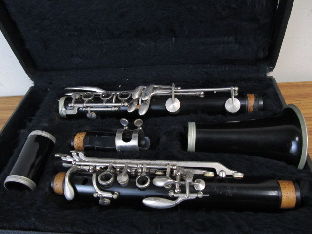 lot 18 image: Vintage NORMANDY Clarinet wCase
