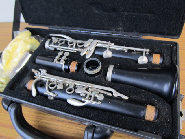 lot 19 image: Vintage VITO by Leblanc Clarinet wCase