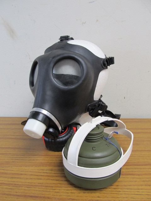 lot 25 image: Vintage NOS German Gas Mask