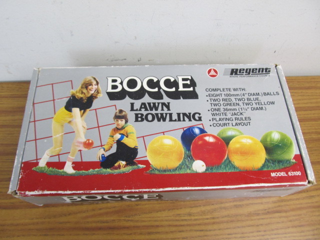 lot 31 image: Nice Vintage Bocce Ball Lawn Bowling Set wBox