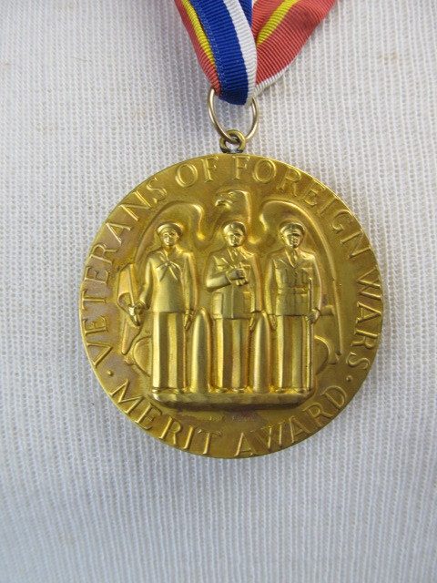 lot 51 image: HUGE 10K Gold VFW Merit Award Medal - 4 OZ