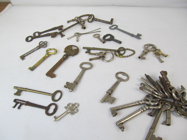 lot 59 image: Lot of Antique Skeleton Keys