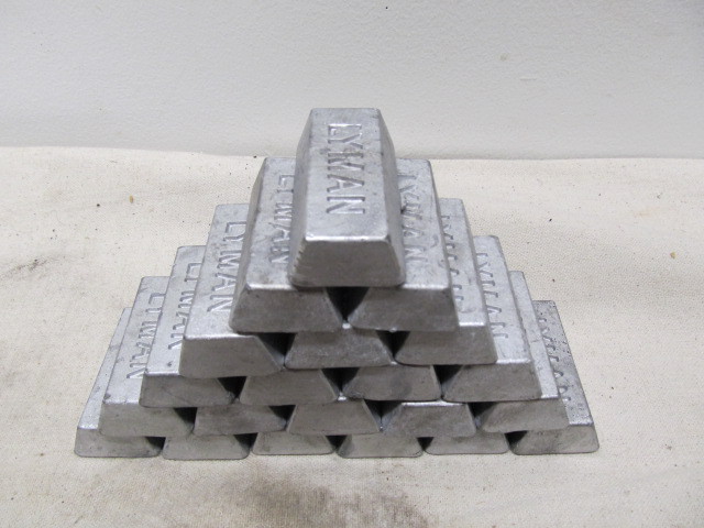 lot 108 image: Lot of 1lb Cast Lead Ingots