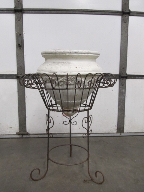 lot 119 image: Large Outdoor Iron Planter Stand