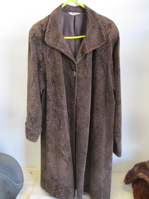 lot 122 image: Vintage Bart by Sibylle Lyn Ladies Suede Coat - Size 8