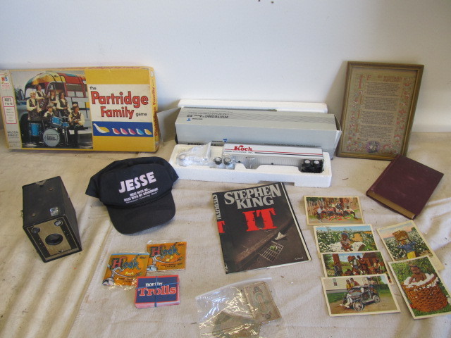 lot 124 image: Lot of Assorted Vintage Collectibles etc