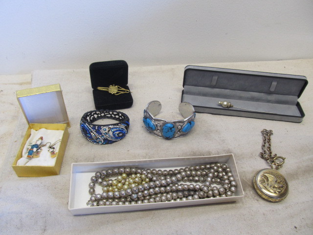 lot 125 image: Lot of Assorted Jewelry Pocket Watch etc