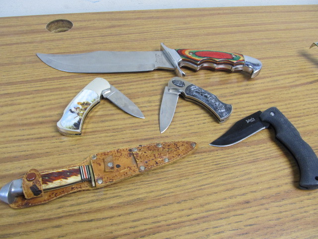 lot 133 image: Group of Assorted Knives