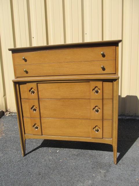 lot 2 image: Mid Century UNITED Furniture Chest of Drawers