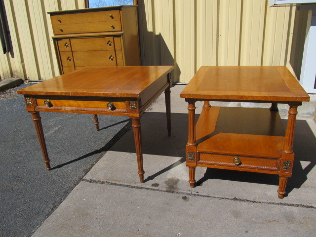 lot 4 image: Matching Pair of Vintage Side Tables