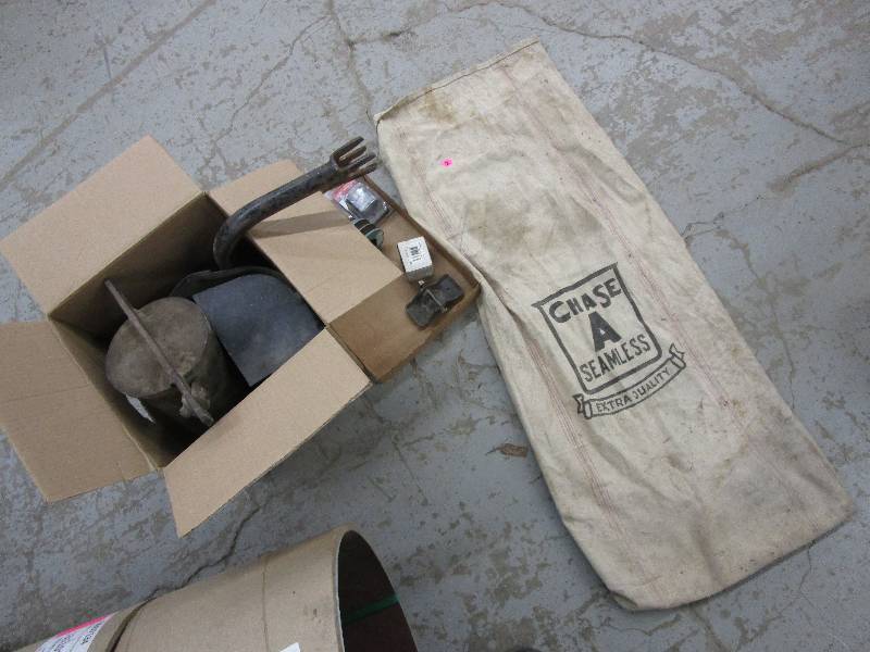 lot 2 image: Chase A seamless Bag and Misc