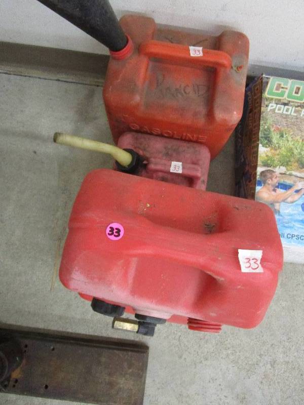 lot 33 image: Various Gas Can - 1 for Boat