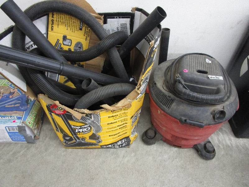 lot 35 image: Large Shop Vac - Wet & Dry with Various Attachments