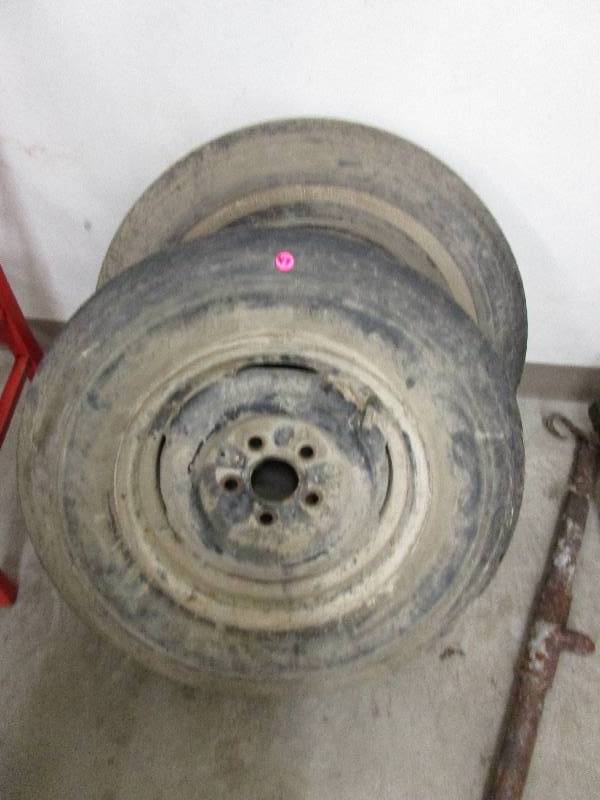 lot 47 image: 14 Bias Ply Dayton Deluxe 78 Tires on 14 Ford Wheels - Tires are good