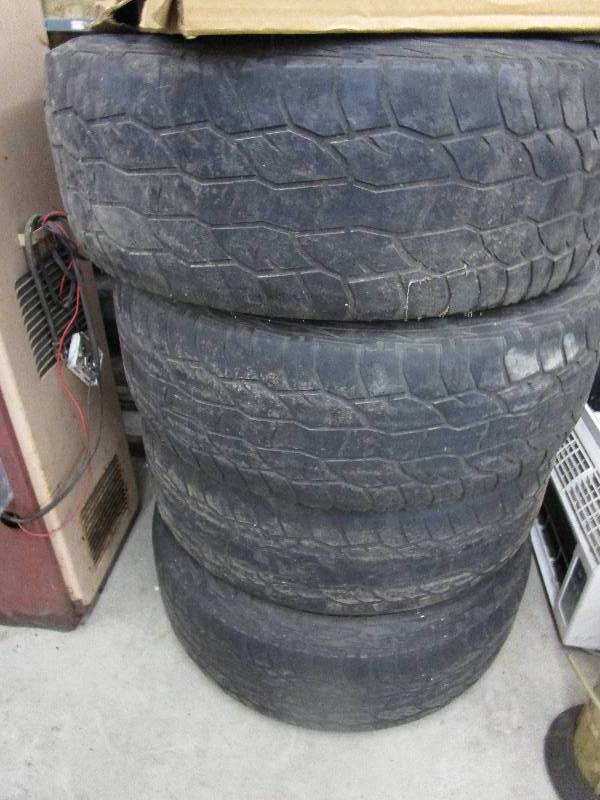 lot 52 image: Cooper Discoverer AT - 27560R20 (4)Wheel & Tires