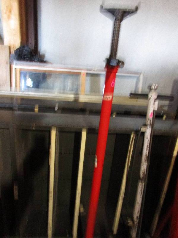 lot 82 image: 5 Telescoping Jackstand