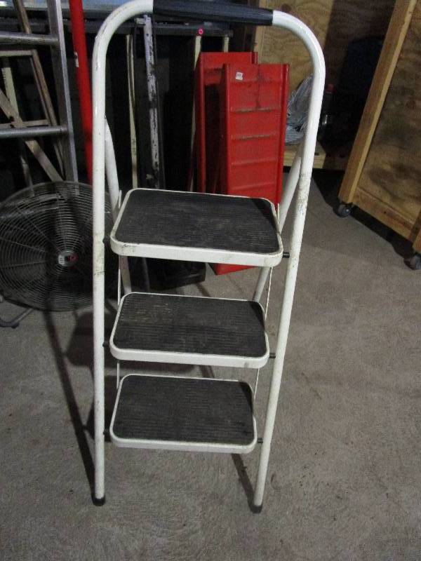 lot 88 image: Step Stool - 2 6 - 200lb Capacity